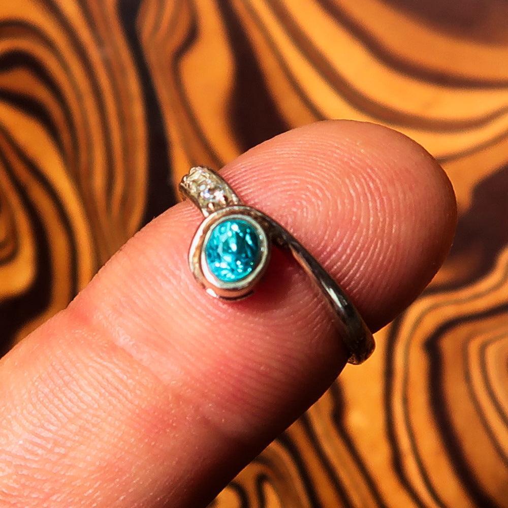 Sterling Silver Solitaire Band Ring with oval Cut Blue Zircon and 3 CZ - Size 5