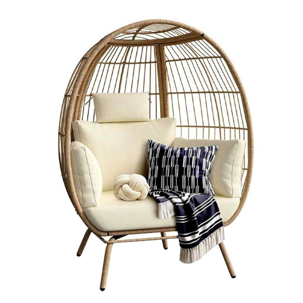 Prútené kreslo s vankúšikmi